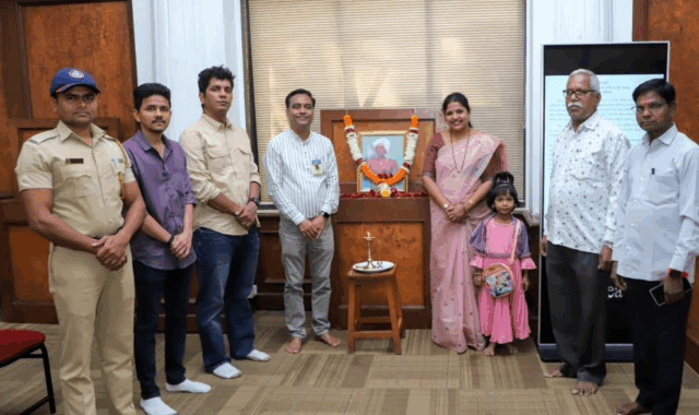 Tribute to tribal leader Birsa Munda on his birth anniversary at municipal headquarters