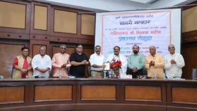 President of Marathi Sahitya Sammelan Vishwas Patil congratulates citizens of Thane