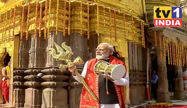 PM Modi Offers Prayers at Kashi Vishwanath Dham